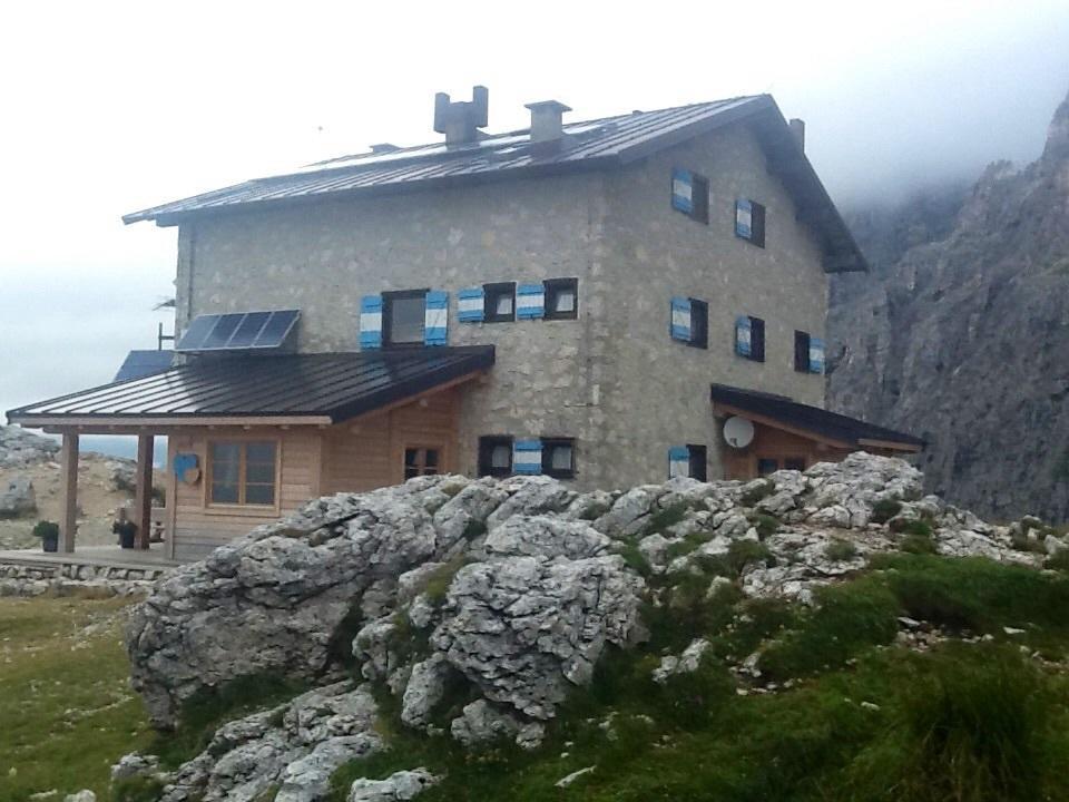 Отель Rifugio Velo Della Madonna Сан-Мартино-ди-Кастроцца Экстерьер фото
