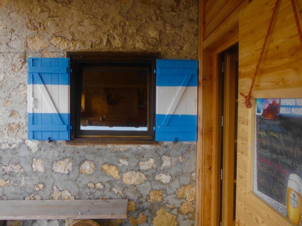 Отель Rifugio Velo Della Madonna Сан-Мартино-ди-Кастроцца Экстерьер фото