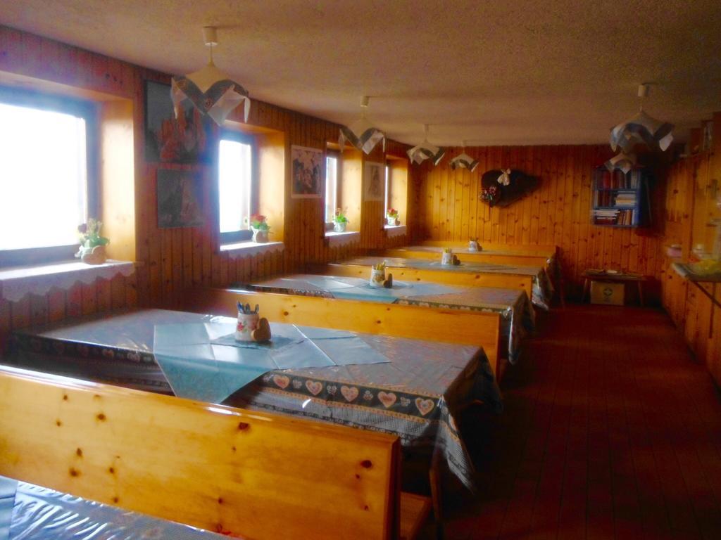 Отель Rifugio Velo Della Madonna Сан-Мартино-ди-Кастроцца Экстерьер фото