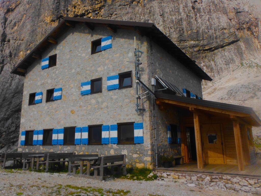 Отель Rifugio Velo Della Madonna Сан-Мартино-ди-Кастроцца Экстерьер фото