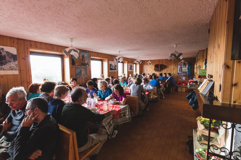 Отель Rifugio Velo Della Madonna Сан-Мартино-ди-Кастроцца Экстерьер фото