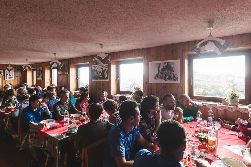 Отель Rifugio Velo Della Madonna Сан-Мартино-ди-Кастроцца Экстерьер фото